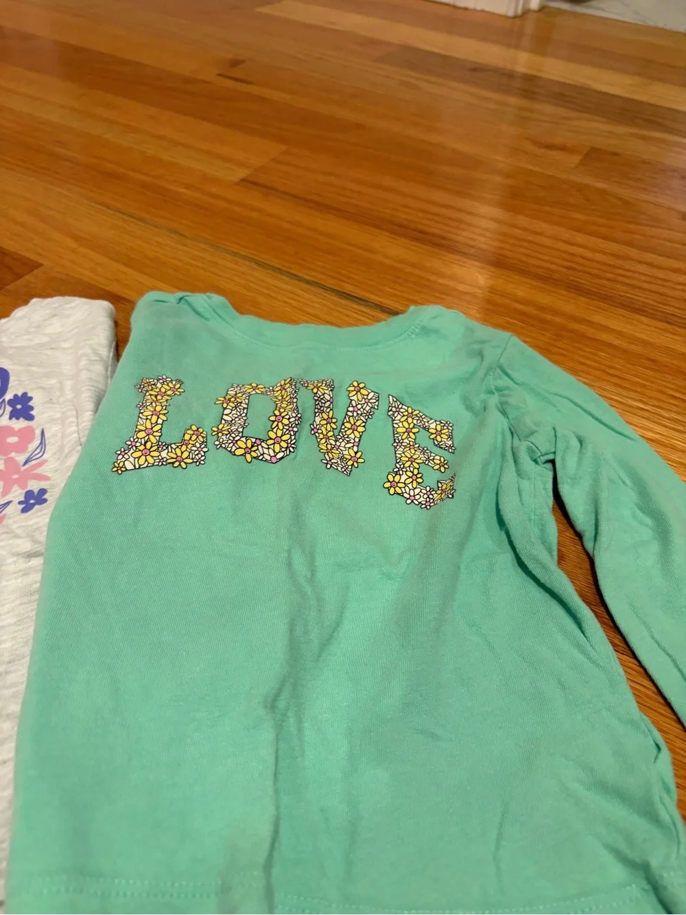 Old Navy Girls' Graphic Tees Long Sleeve- Mint, Light Gray & Lavender 3 pack